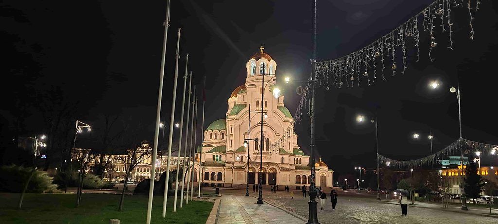 Catedral Alexander Nevsky de noche, en Sofía, Bulgaria