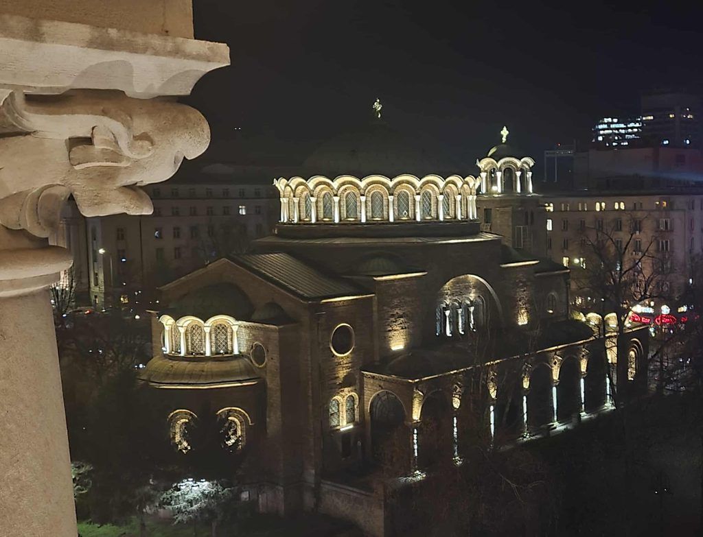 Catedral de Sveta Nedelya de noche, en Sofía, Bulgaria