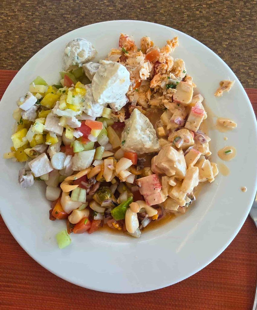 Variedad de ensaladas en el buffet del Barceló Maya Resort