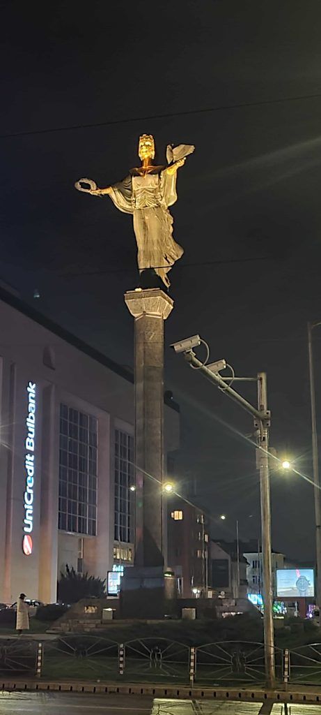 Estatua de Santa Sofía de noche en Sofía, Bulgaria