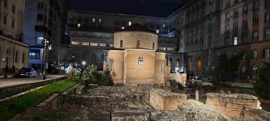 Iglesia de San Jorge de noche en Sofía, Bulgaria, 