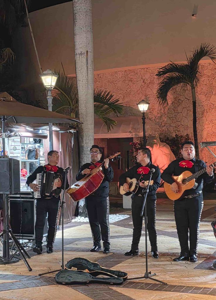 Mariachis tocando en la Plaza Mexicana del Barceló Maya Resort