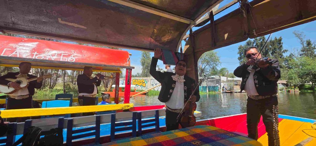Trajineras con mariachis a bordo, navegando por los canales de Xochimilco, en Ciudad de México