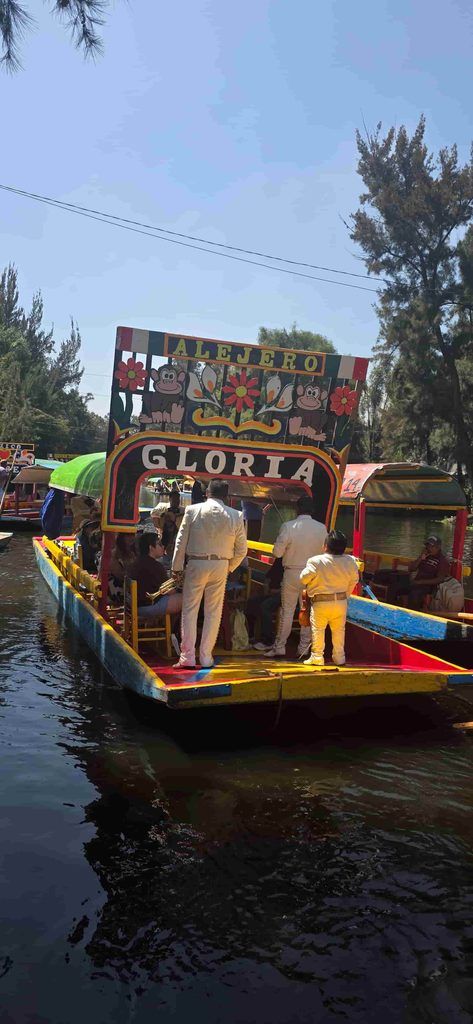 Trajineras con mariachis a bordo, navegando por los canales de Xochimilco, en Ciudad de México