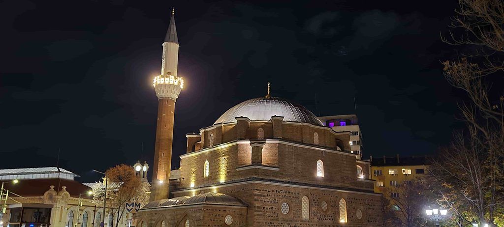 Mezquita Banya Bashi, de noche, en Sofía, Bulgaria
