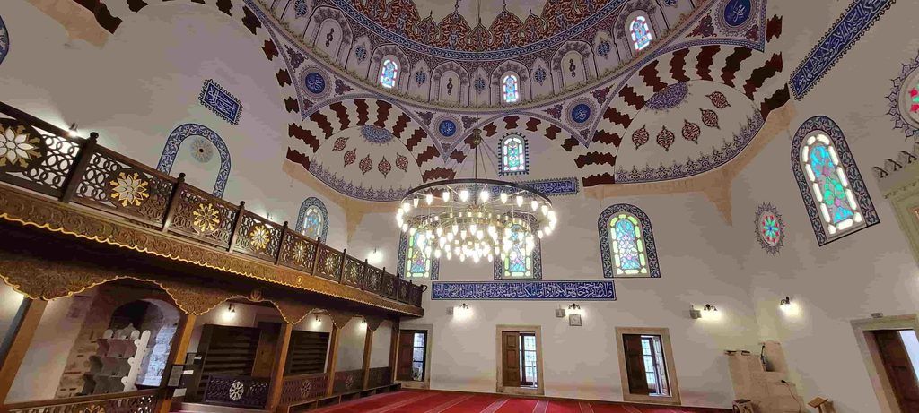 Interior de la Mezquita Banya Bashi, en Sofía, Bulgaria
