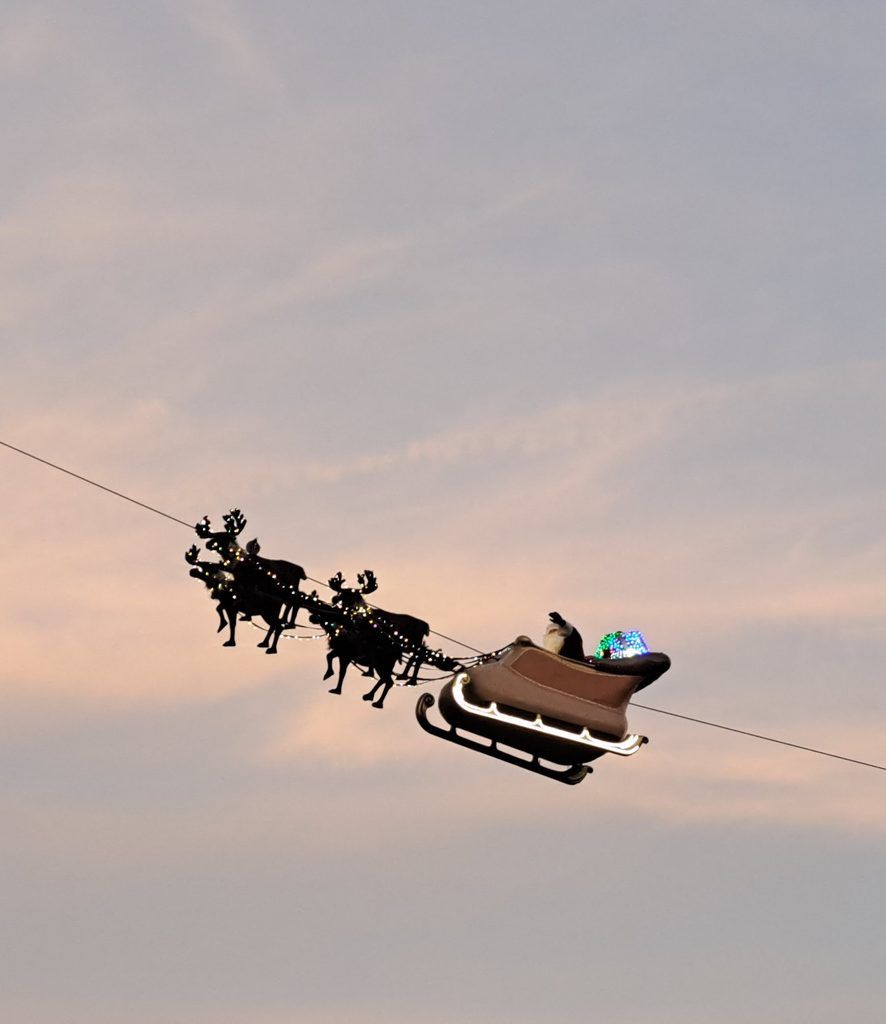 Papá Noel volando en Navidad en Hamburgo, Alemania