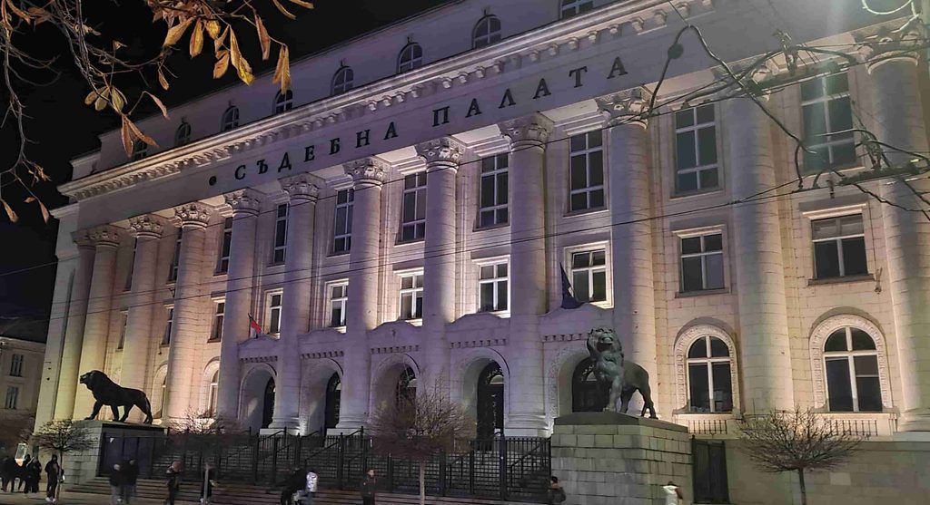 Palacio de Justicia de noche en Sofía, Bulgaria
