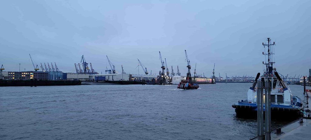 El muelle y el puerto comercial de Hamburgo