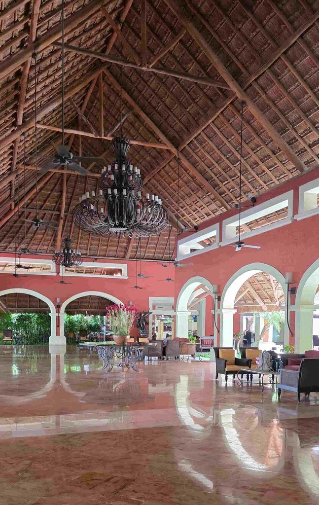 Recepción de uno de los hoteles del Barceló Maya Grand Resort