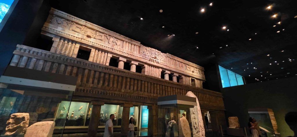 reproducción a escala real de una gran fachada maya de estilo Puuc, ubicada en el interior de la Sala Maya del Museo Nacional de Antropología (CDMX).