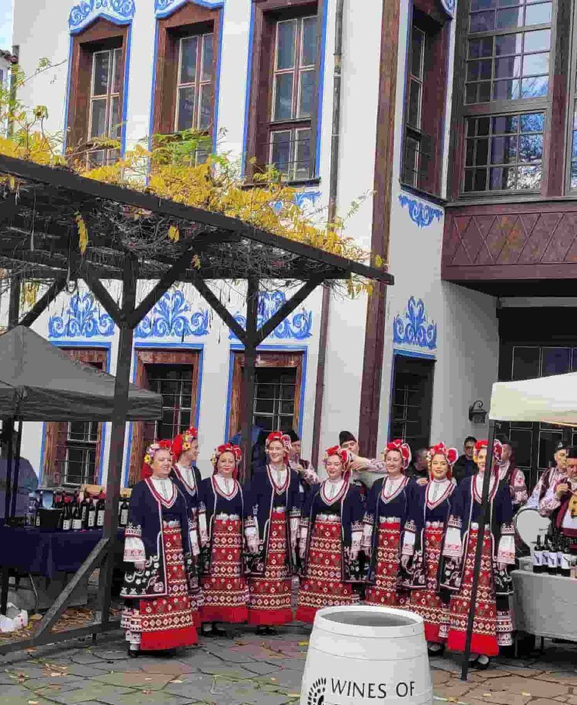 Personas en Plovdiv, Bulgaria, vestidas con trajes típicos búlgaros