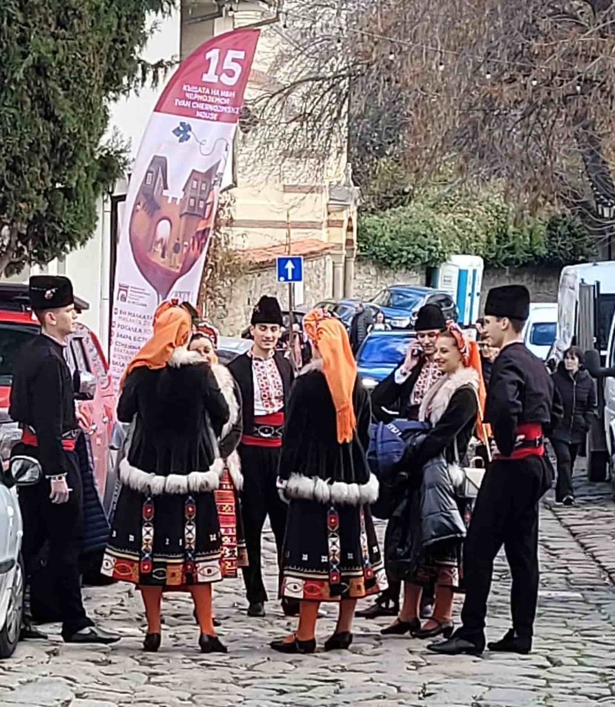 Personas en Plovdiv, Bulgaria, vestidas con trajes típicos búlgaros