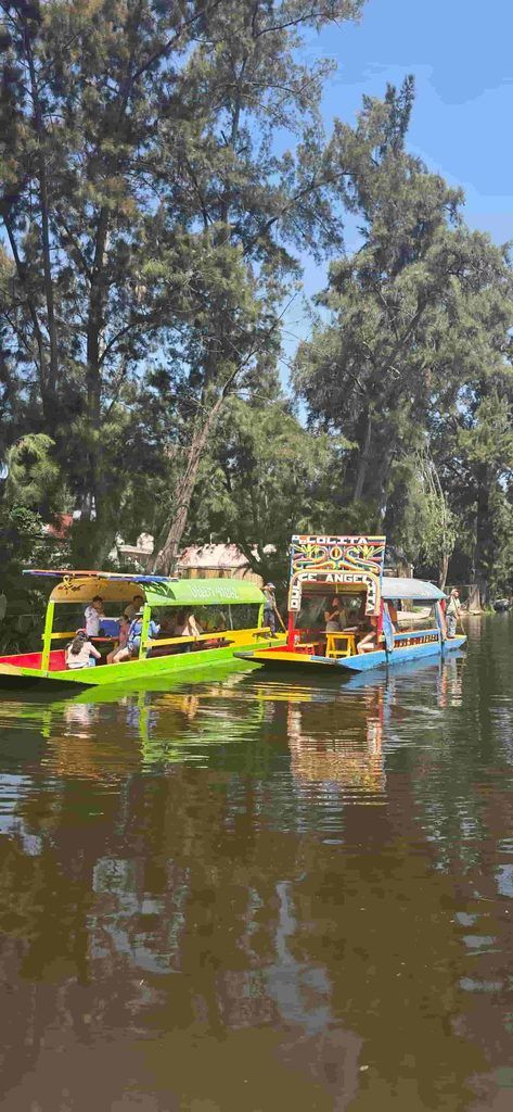 Trajineras navegando por los canales de Xochimilco, en Ciudad de México
