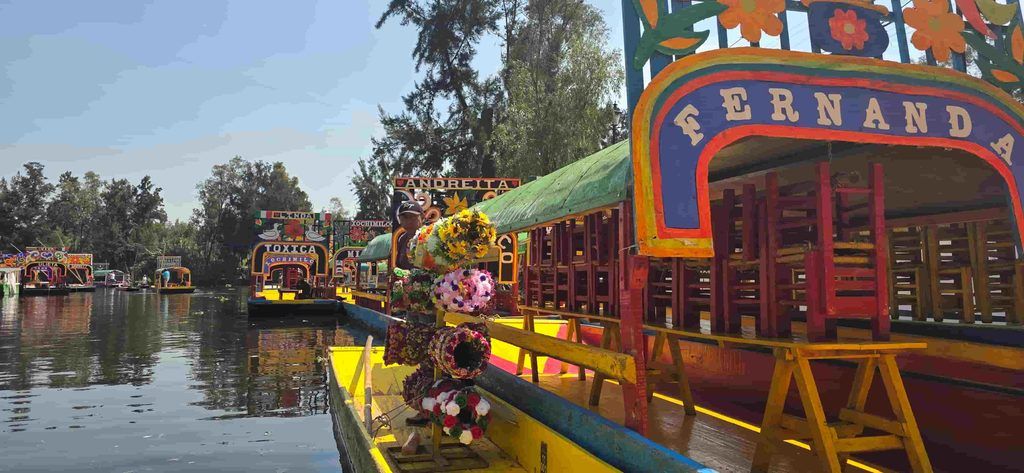 Trajineras navegando por los canales de Xochimilco, en Ciudad de México