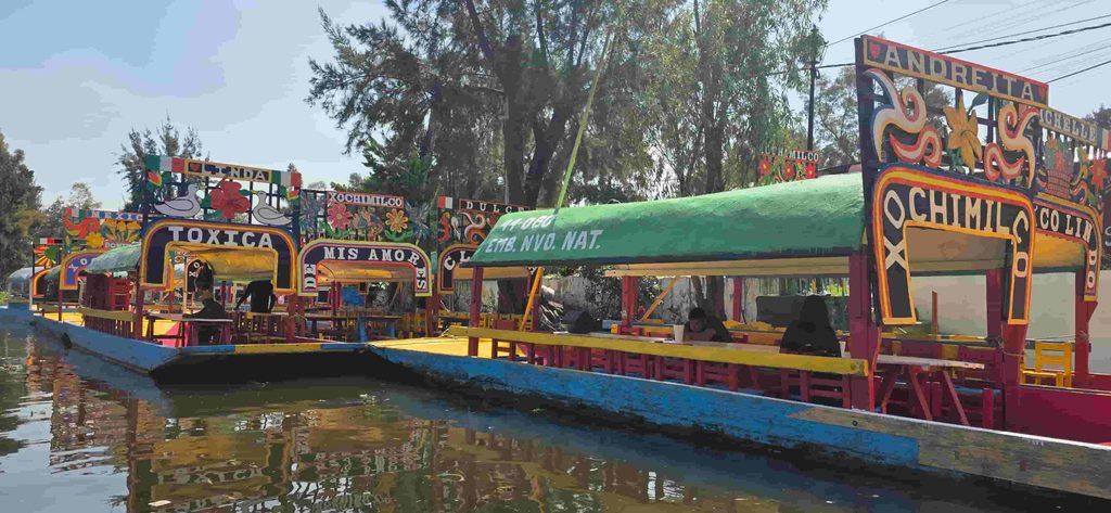 Trajineras navegando por los canales de Xochimilco, en Ciudad de México