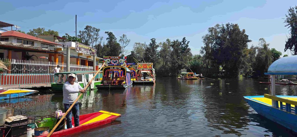 Trajineras navegando por los canales de Xochimilco, en Ciudad de México