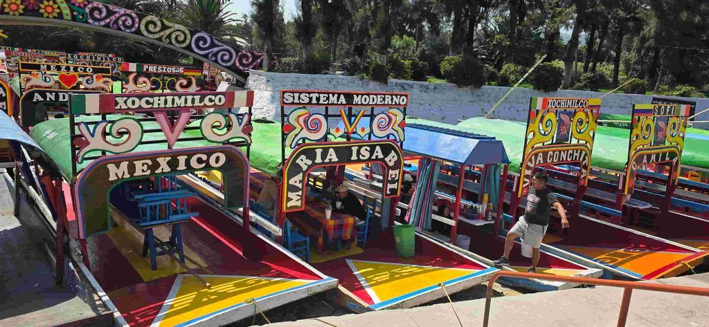 Trajineras amarradas en un embarcadero de Xochimilco, en Ciudad de México