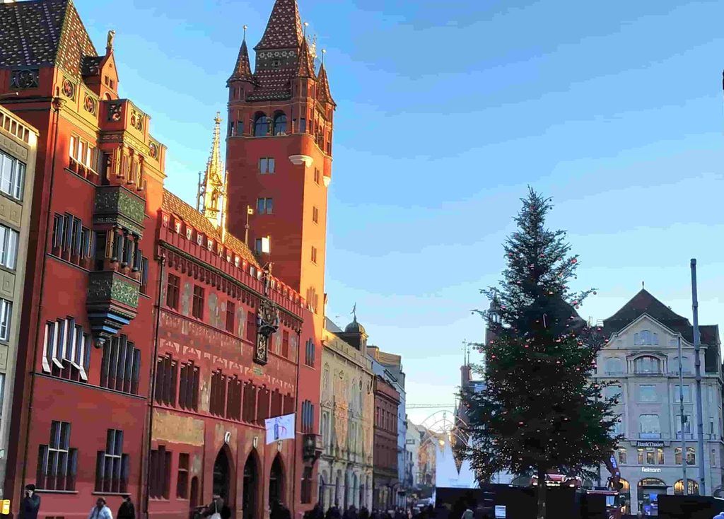 Marktplatz y el deslumbrante Ayuntamiento de Basilea, en Navidad