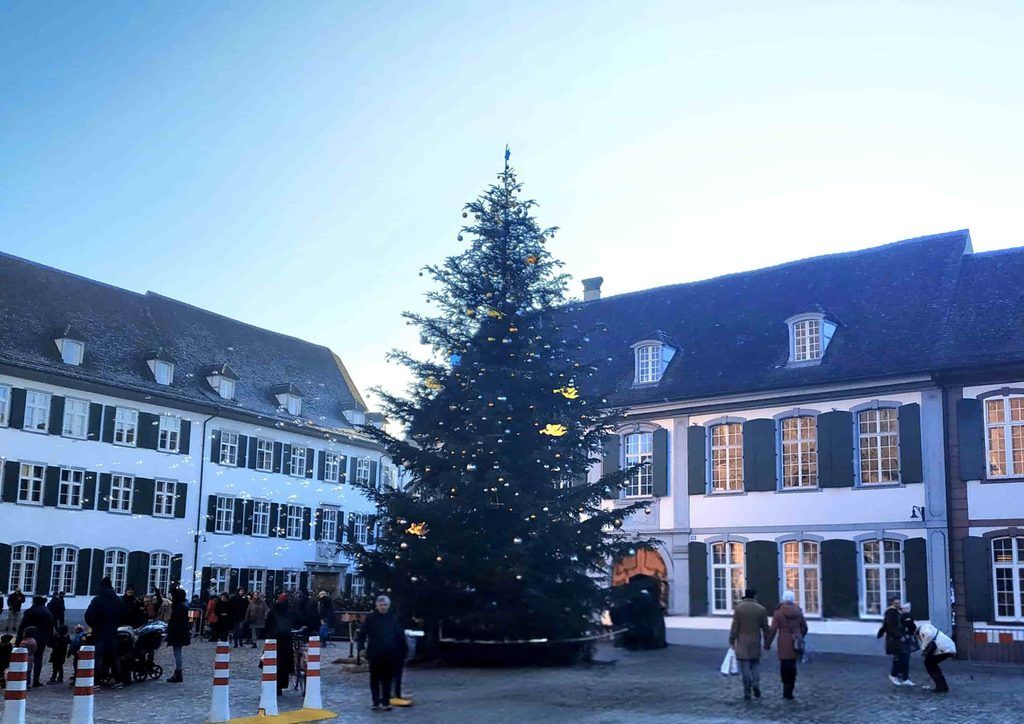 Árbol de Navidad en la Plaza de la Catedral de Basilea