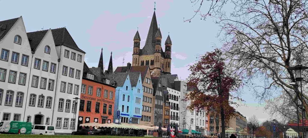 El Fischmarkt y las casas de colores junto al Rin en Colonia, con la Iglesia de San Martín detrás