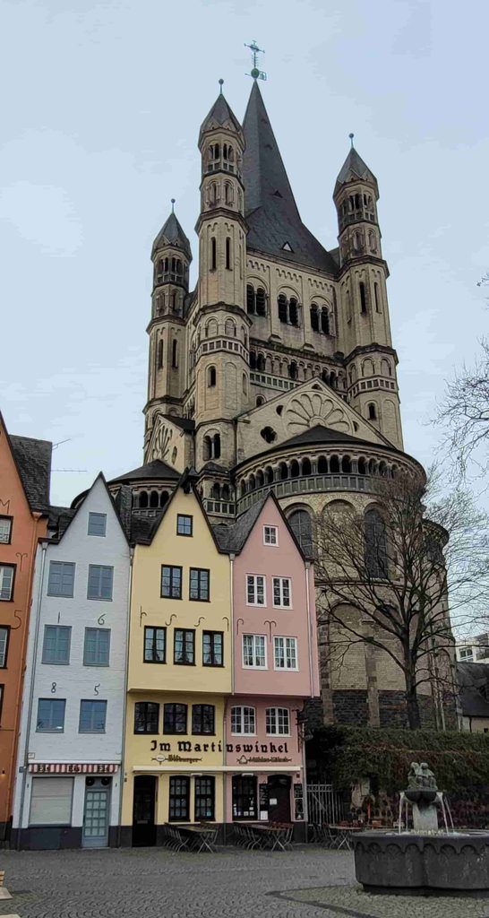 El Fischmarkt y las casas de colores junto al Rin en Colonia, con la Iglesia de San Martín detrás