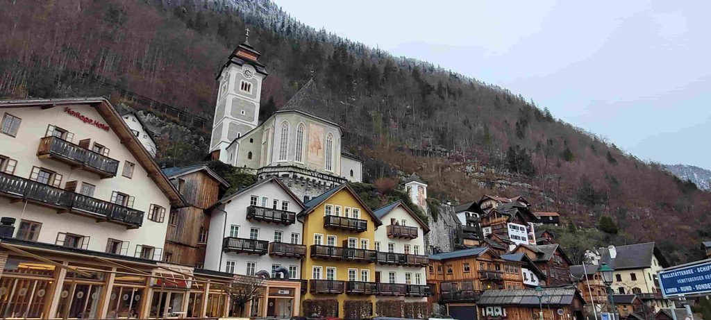 Casas típicas de Hallstatt, junto a la orilla del lago