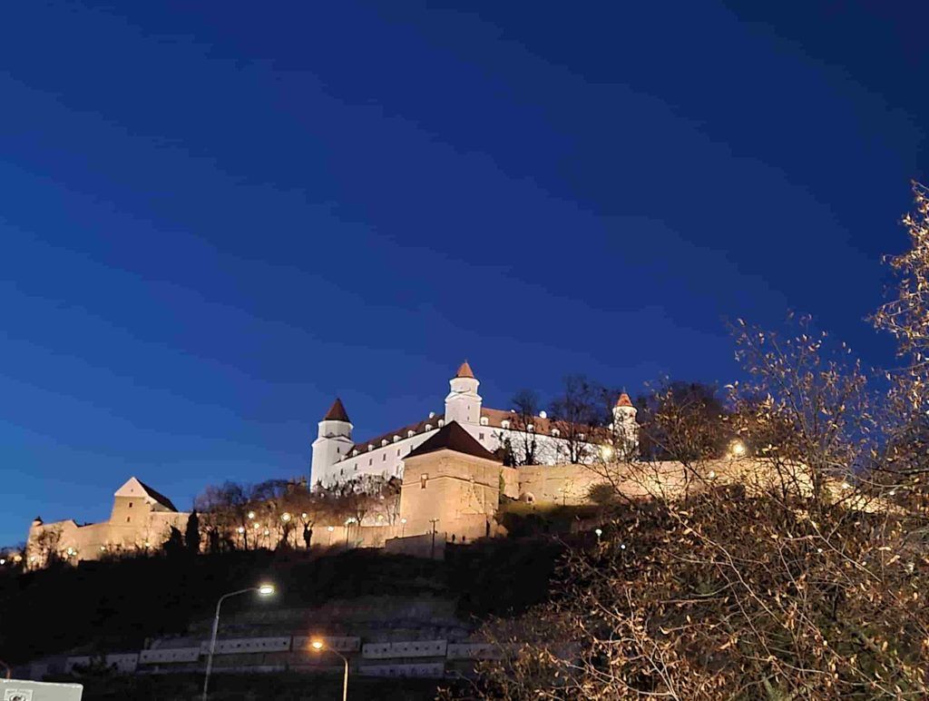 Castillo de Bratislava, iluminado