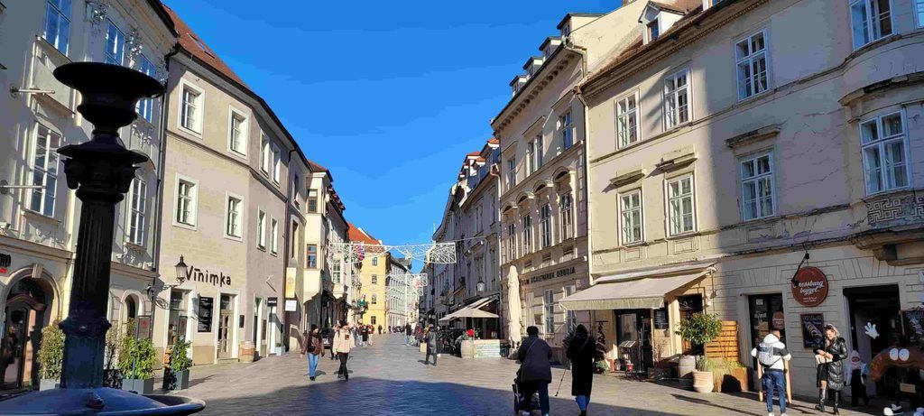 Calle del centro histórico de Bratislava