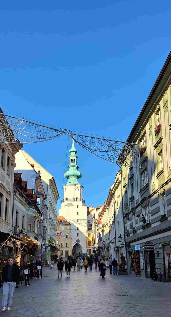Calle del centro histórico de Bratislava, con la Puerta de San Miguel al fondo