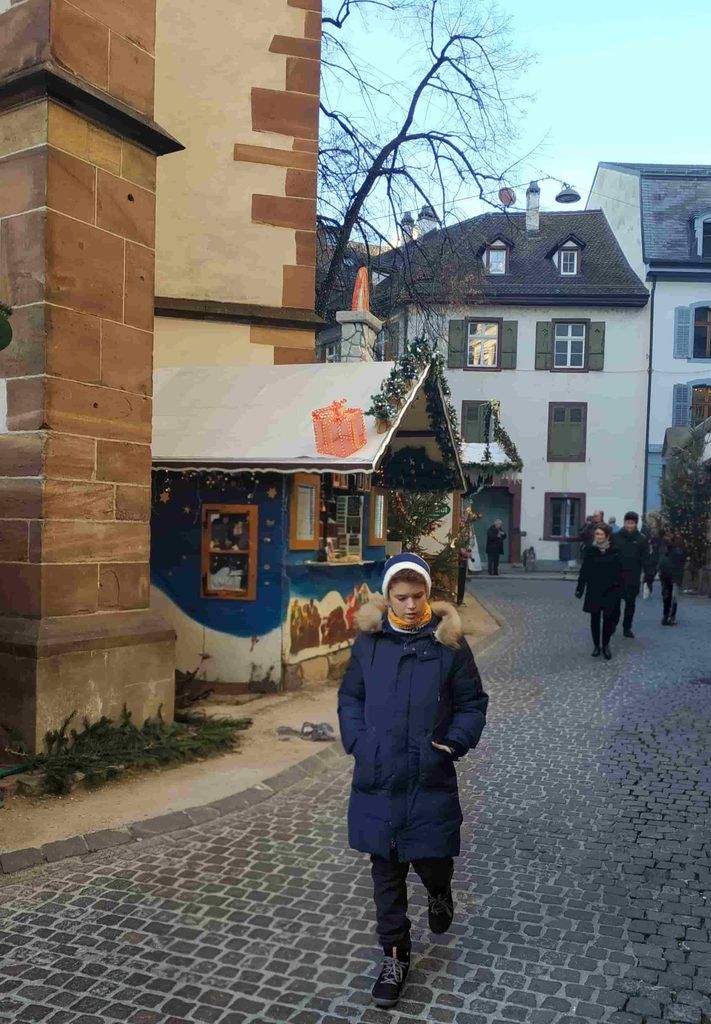 Paseando por las calles del centro histórico de Basilea en Navidad
