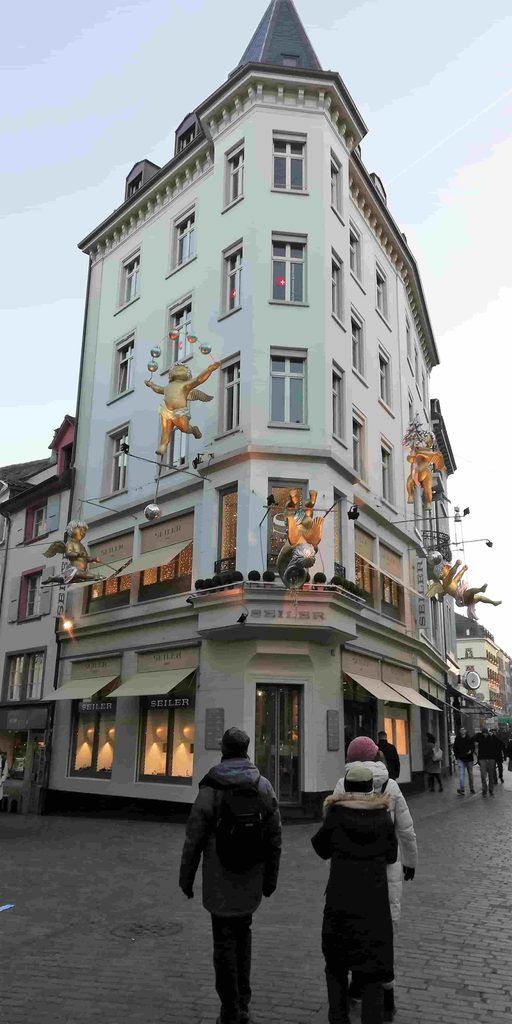 Paseando por las calles del centro histórico de Basilea en Navidad