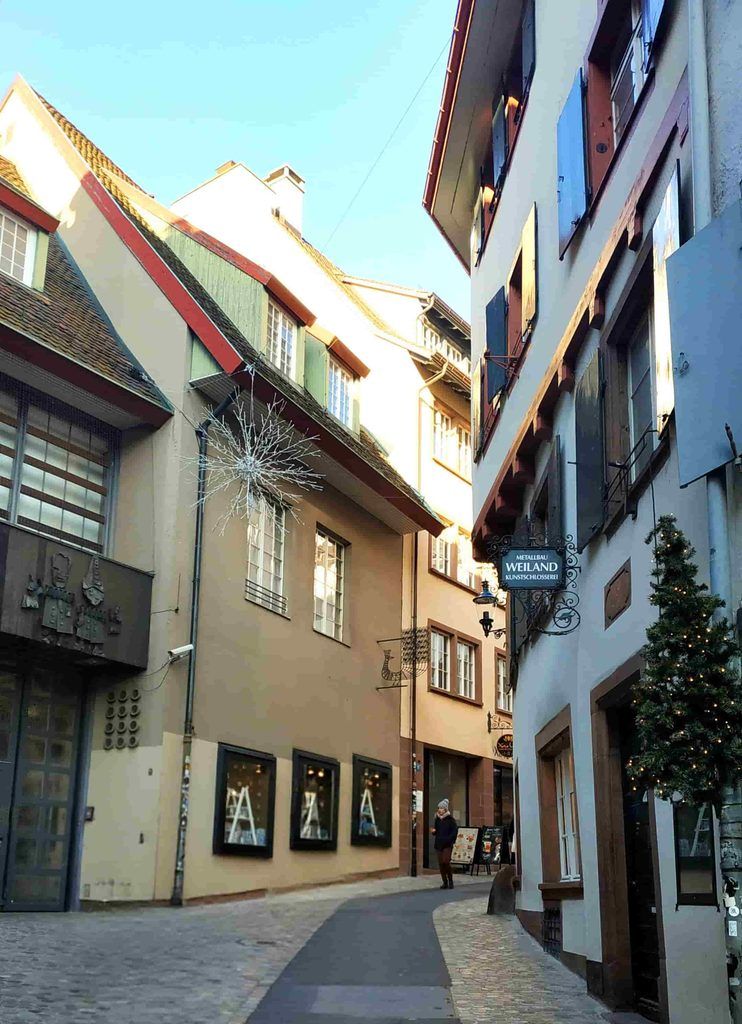 Paseando por las calles del centro histórico de Basilea en Navidad