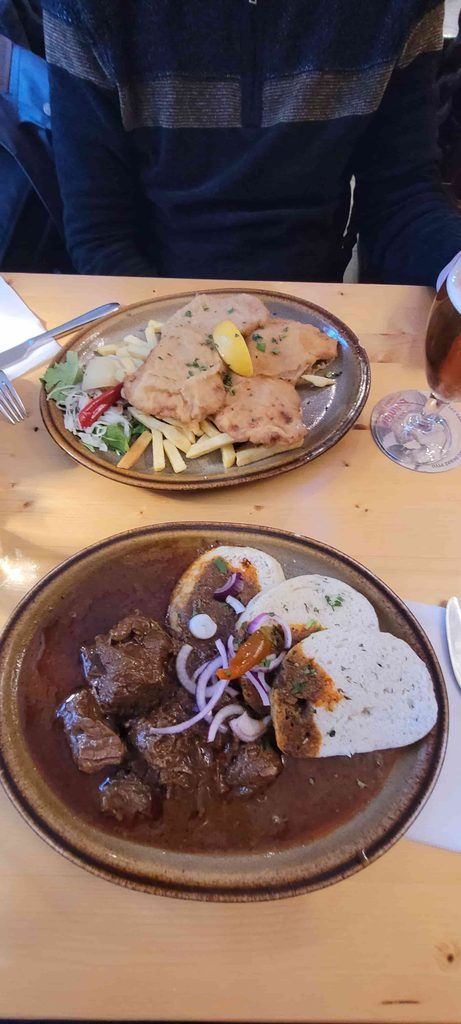 Platos de comida tradicional eslovaca, en un restaurante en Bratislava