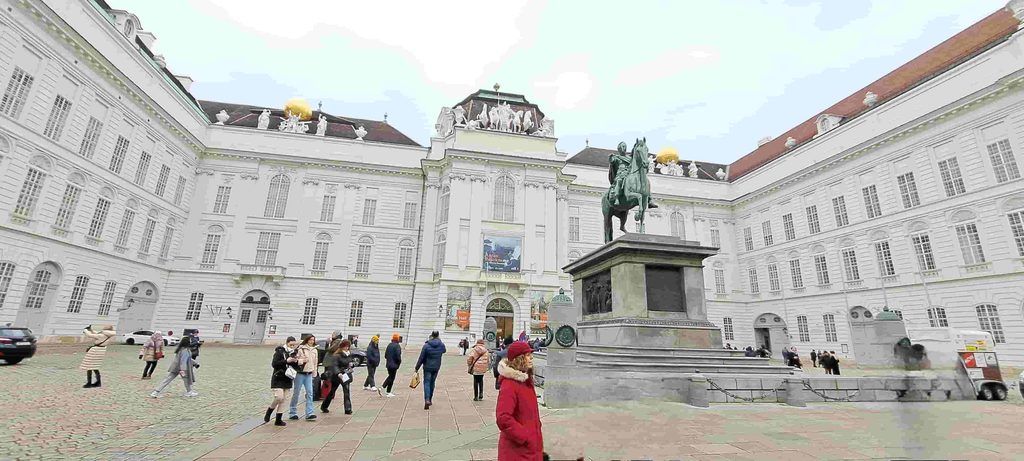 Plaza por la que se accede a la Biblioteca Nacional de Austria, en Viena