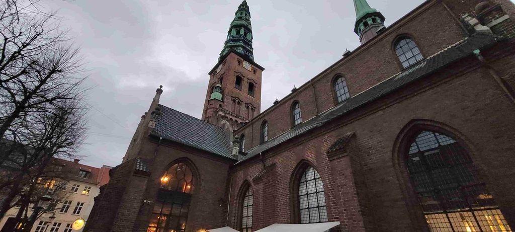 Iglesia de San Nicolás, en Copenhague. Actualmente es el Nikolaj Kunsthal, un destacado centro de arte contemporáneo de Copenhague