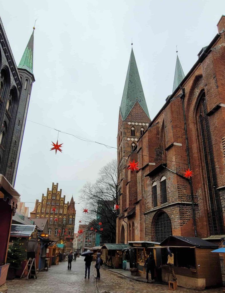 Plaza Marienkirchhof, junto a la Iglesia de Santa María en Lübeck, Alemania