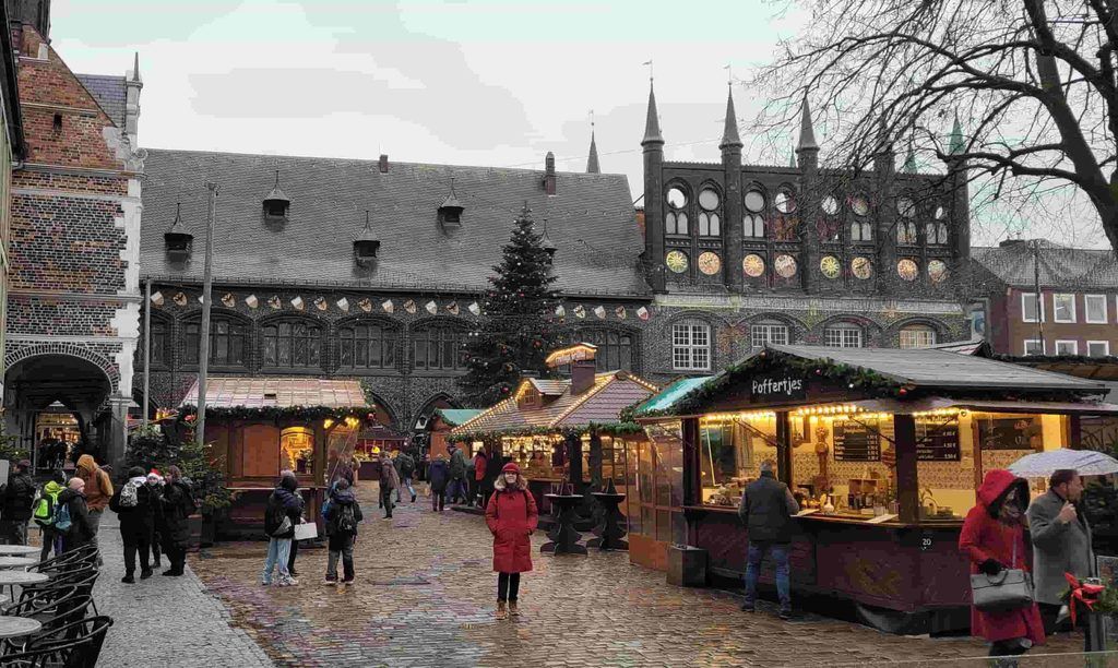 Mercadillo navideño en la Plaza del Ayuntamiento de Lübeck, Alemania