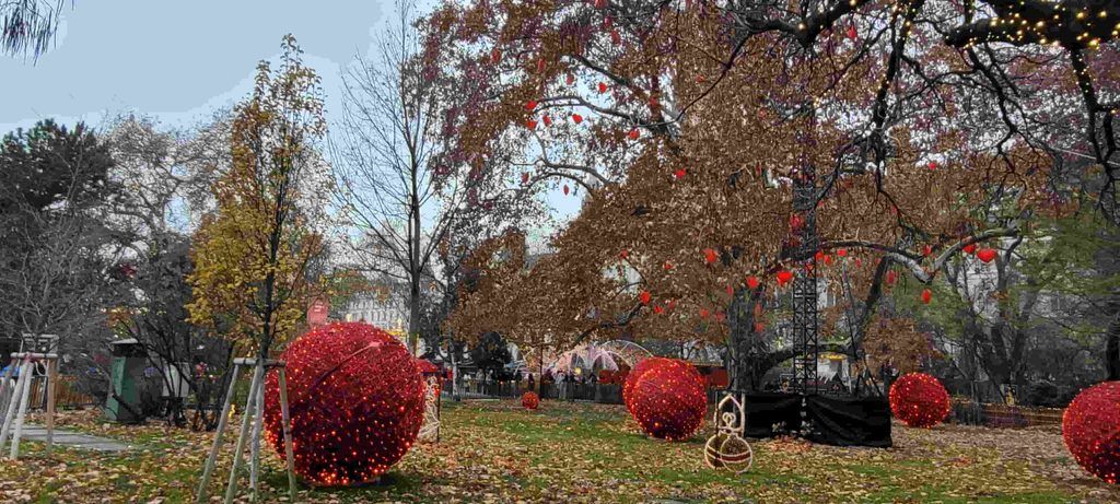 Jardines del Ayuntamiento de Viena en Navidad, con el Árbol de Corazones