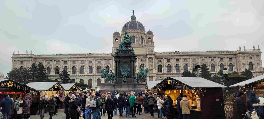Mercadillo navideño de la Plaza María Teresa (Maria-Theresien-Platz), en Viena