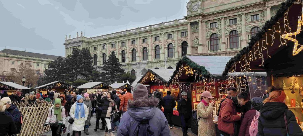 Mercadillo navideño de la Plaza María Teresa (Maria-Theresien-Platz), en Viena