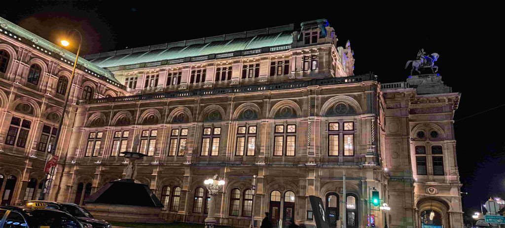 La Ópera Estatal de Viena de noche