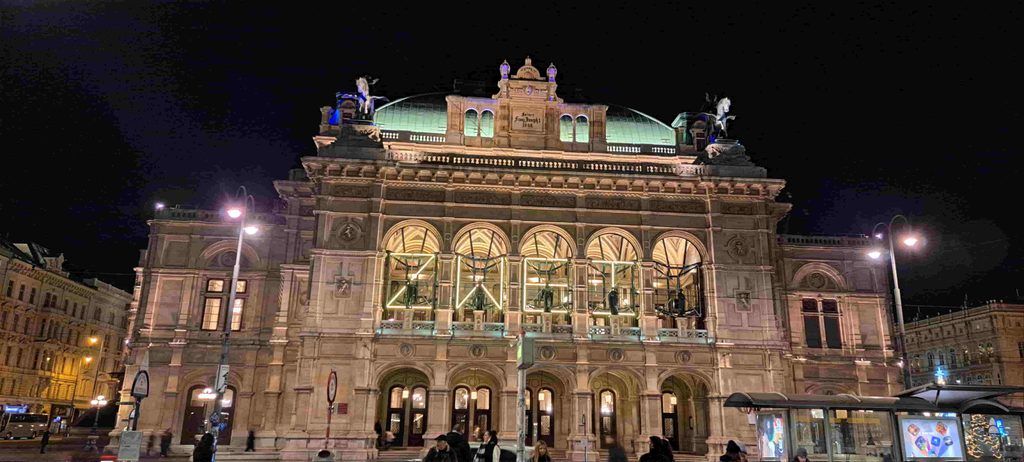 La Ópera Estatal de Viena de noche