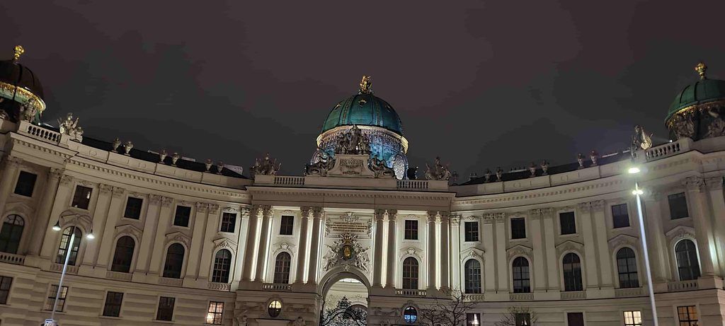 Gran Palacio Imperial de Hofburg de noche, en Viena