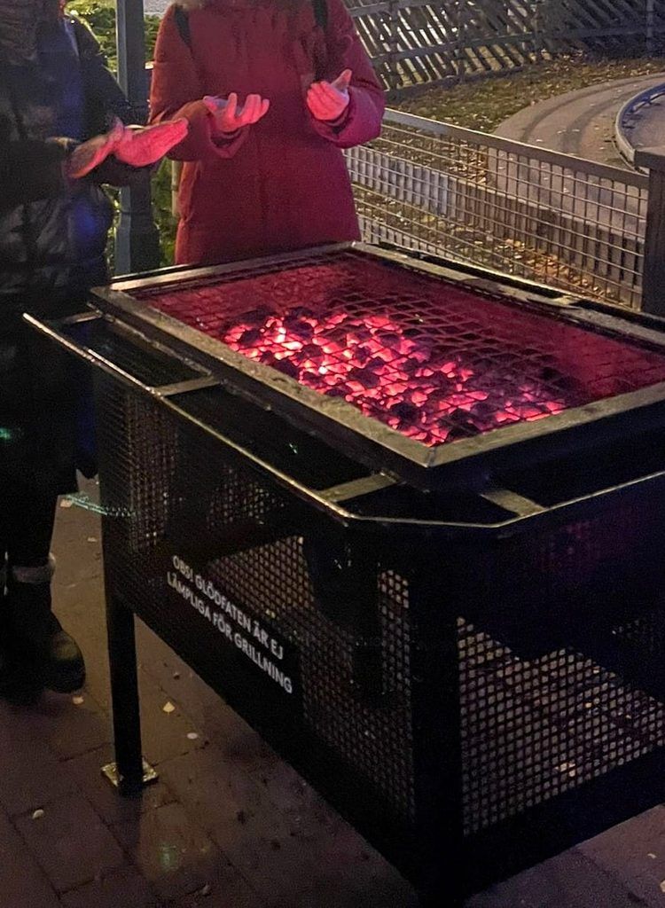 Lugar con brasas para calentarse las manos en el Parque Liseberg en Navidad, en Gotemburgo