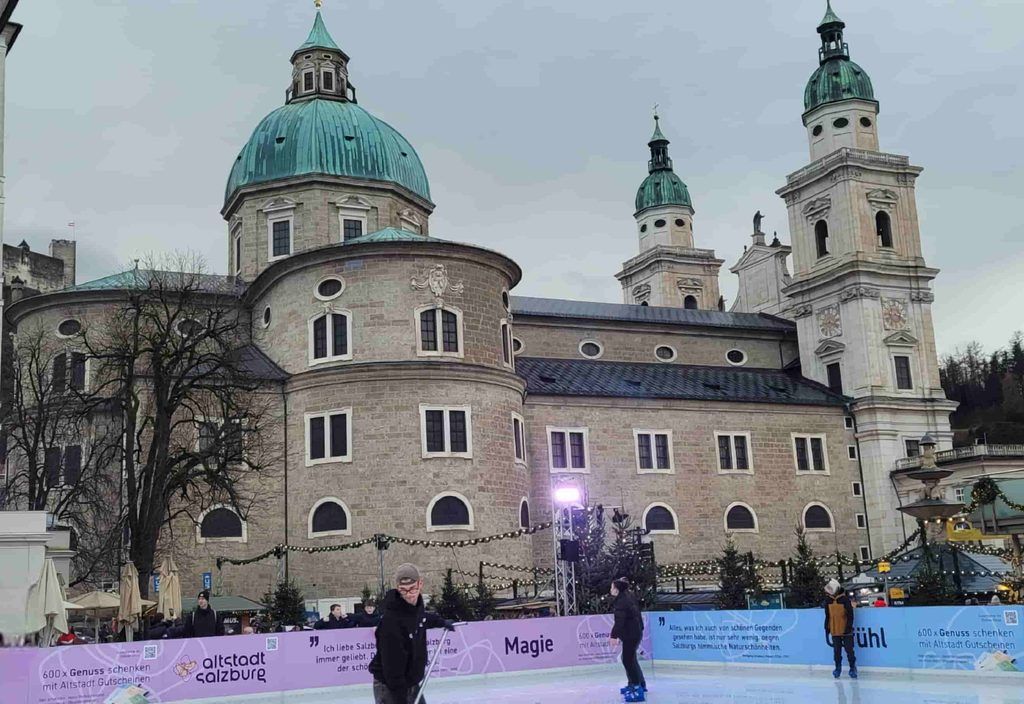 Pista de patinaje en Mozartplatz, en Navidad en Salzburgo