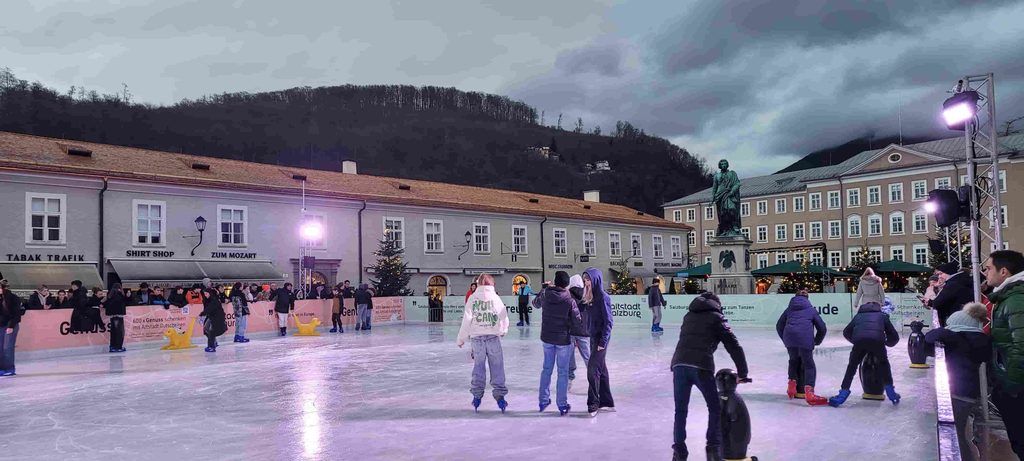 Pista de patinaje en Mozartplatz, en Navidad en Salzburgo