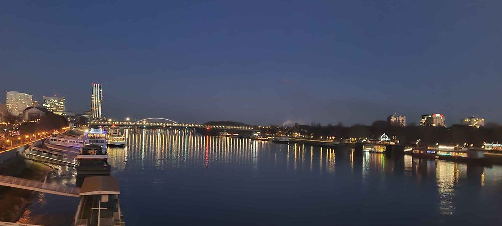 Danubio iluminado con las luces de la ciudad reflejándose en el agua , a su paso por Bratislava