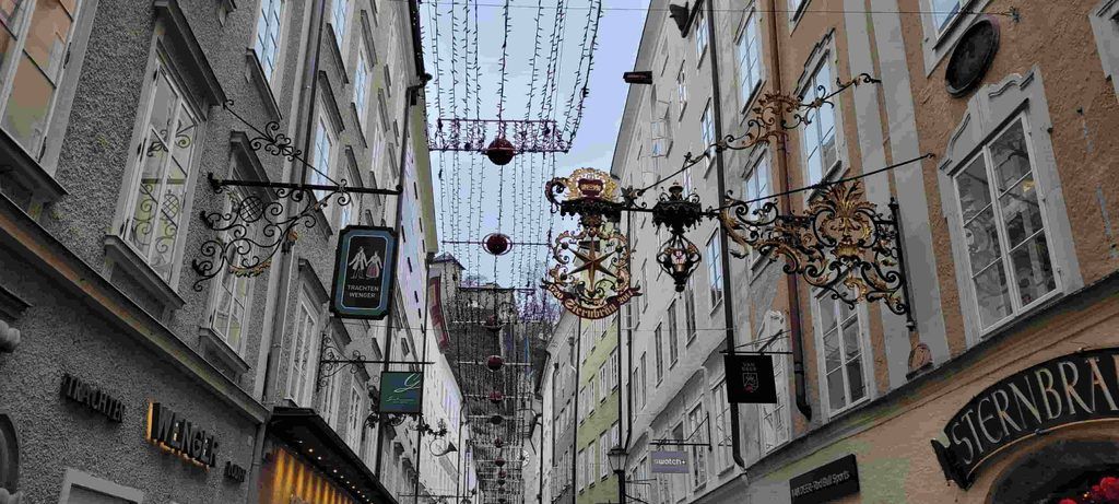 letreros tradicionales de hierro forjado en la Calle Getreidegasse, en Salzburgo