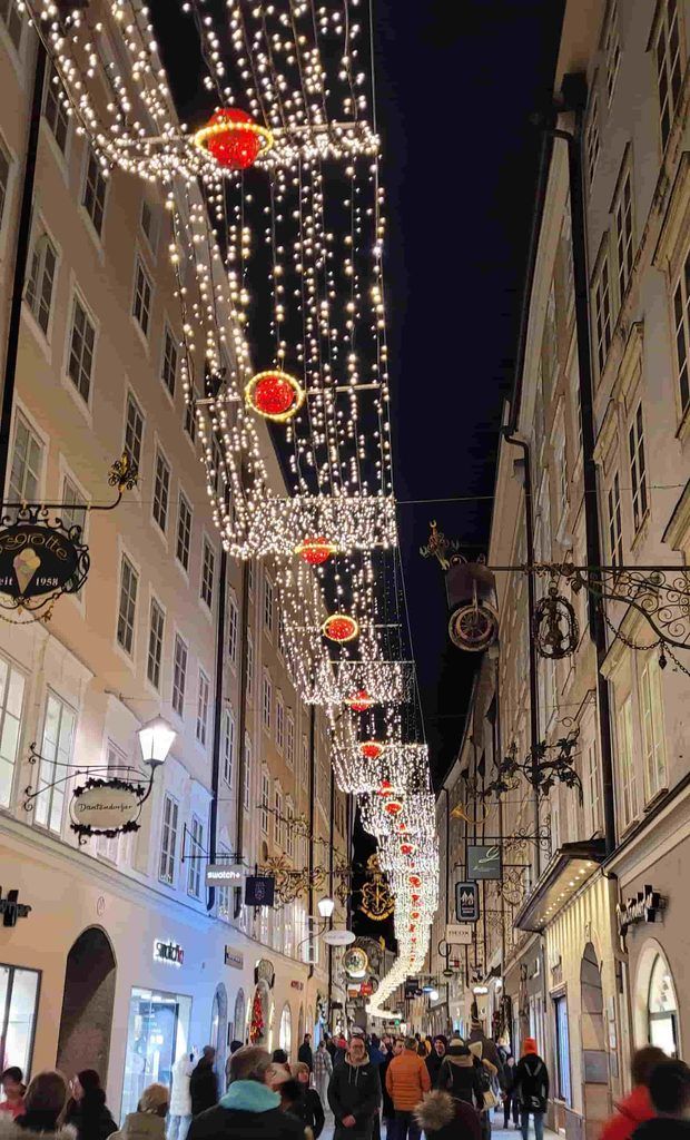 La calle Getreidegasse de Salzburgo en Navidad